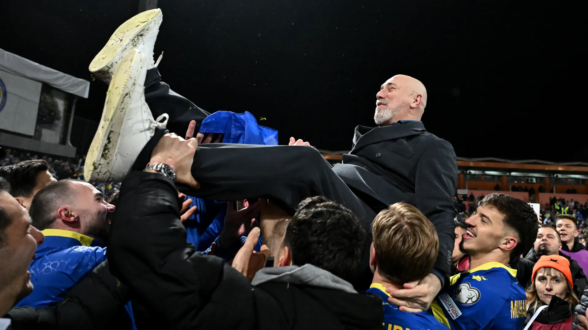 Head coach of Bosnia &amp; Herzegovina Sergej Barbarez celebrates with his players (Getty Images).