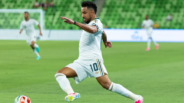 Salem Al-Dawsari #10 of Saudi Arabi controls the ball.