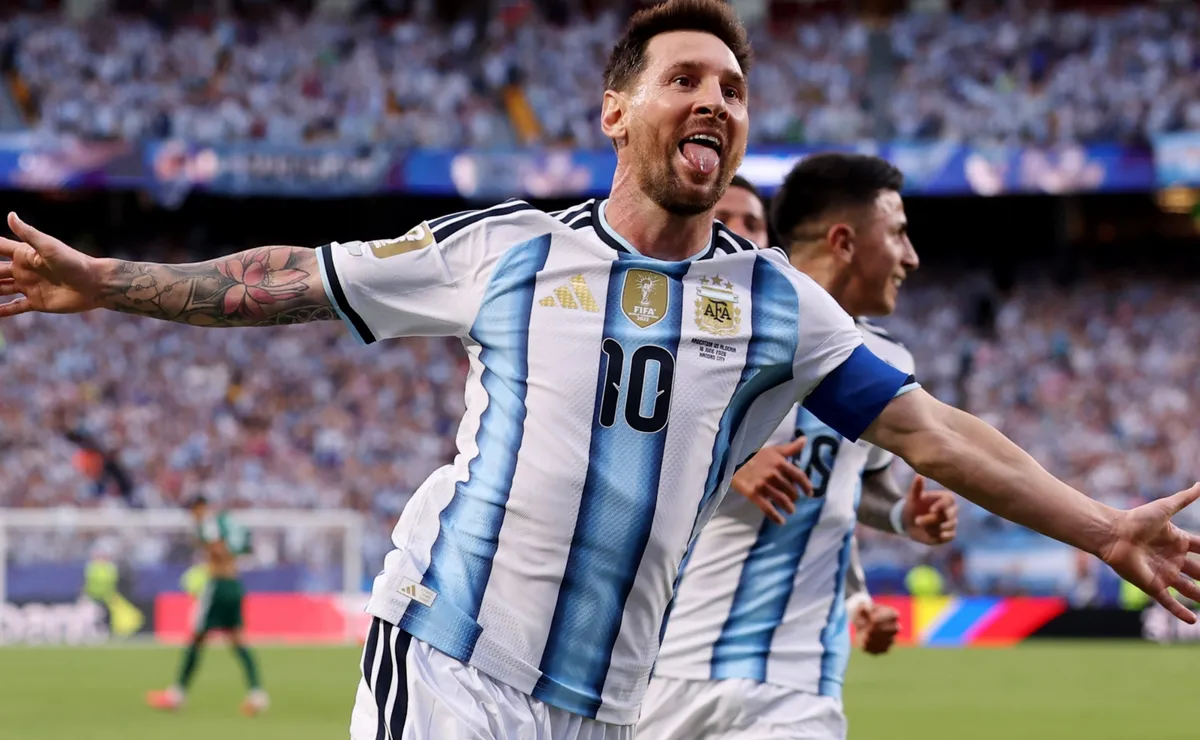 Messi scores hat-trick as Argentina beat Algeria 3-0 in World Cup debut