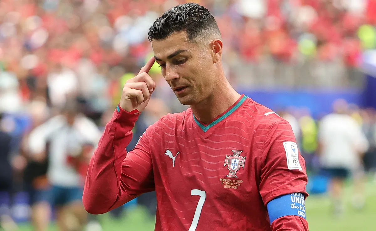 “عندما نبحث عن هدف، يجب أن يكون كريستيانو في الملعب”: مدرب البرتغال مارتينيز يدعم رونالدو بعد التعادل مع الكونغو الديمقراطية “عندما نبحث عن هدف، يجب أن يكون كريستيانو في الملعب”: مدرب البرتغال مارتينيز يدعم رونالدو بعد التعادل مع الكونغو الديمقراطية