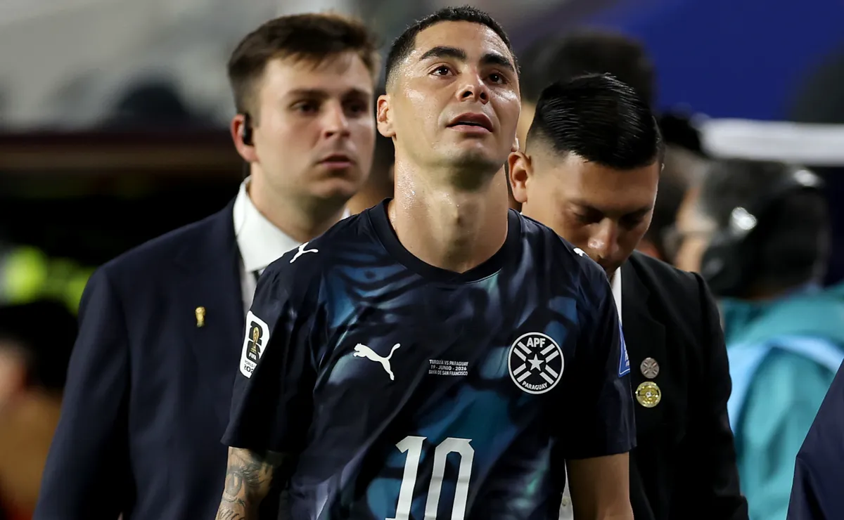لماذا حصل ميغيل ألميرون لاعب باراجواي على البطاقة الحمراء أمام تركيا في مونديال 2026؟ لماذا حصل ميغيل ألميرون لاعب باراجواي على البطاقة الحمراء أمام تركيا في مونديال 2026؟