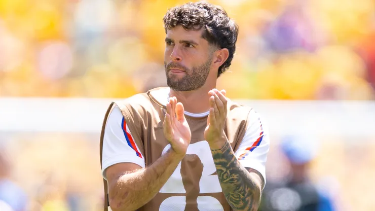 Christian Pulisic #8 of the United States applauds fans after the team's 2-0 victory