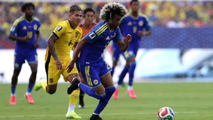 Tahith Chong #21 of Curacao controls the ball.