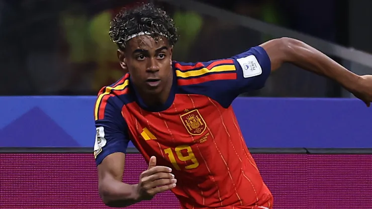 Lamine Yamal #19 of Spain controls the ball during the match during the FIFA World Cup 2026.
