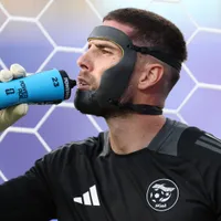 Why is Algeria goalkeeper Luca Zidane wearing a mask at the 2026 World Cup clash against Jordan?