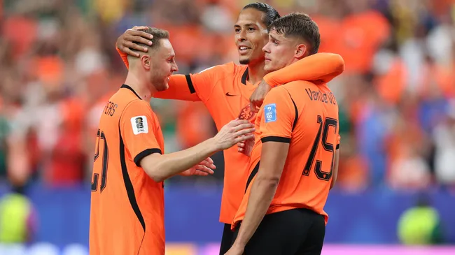 Virgil van Dijk celebrates with his teammates after beating Sweden. (Getty Images)