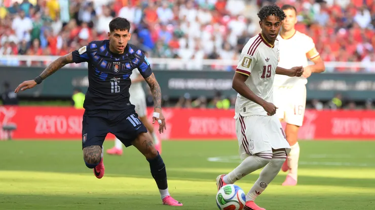 Lamine Yamal #19 of Spain and Mathias Olivera #16 of Uruguay.