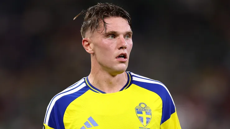 Viktor Gyokeres #17 of Sweden.