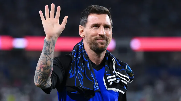 Lionel Messi #10 of Argentina waves the fans.