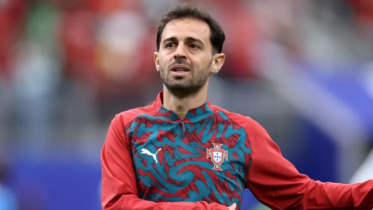Bernardo Silva #10 of Portugal warms up.