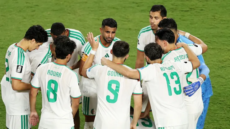 Algeria players huddle before the second half during the FIFA World Cup 2026.