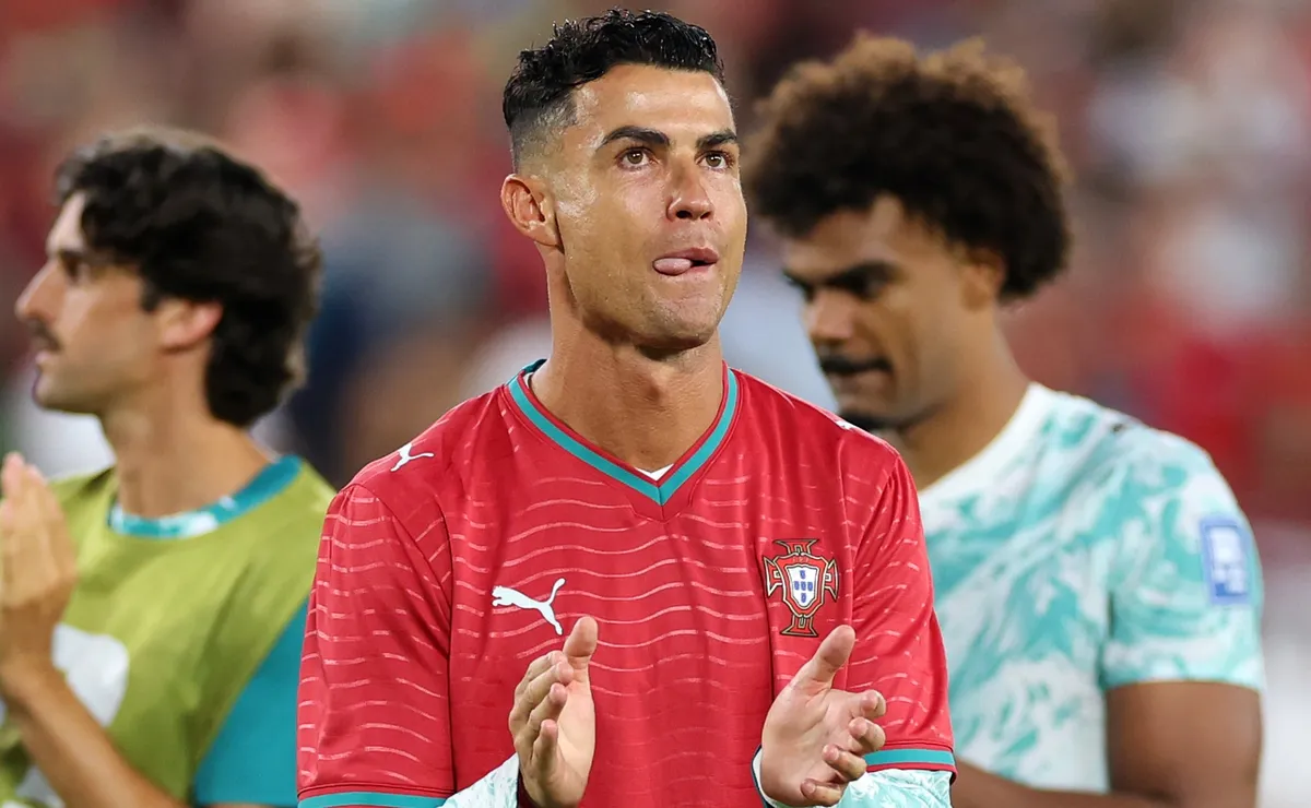 أهدى كريستيانو رونالدو فوز البرتغال بكأس العالم على كرواتيا إلى ديوغو جوتا في رسالة عاطفية أهدى كريستيانو رونالدو فوز البرتغال بكأس العالم على كرواتيا إلى ديوغو جوتا في رسالة عاطفية