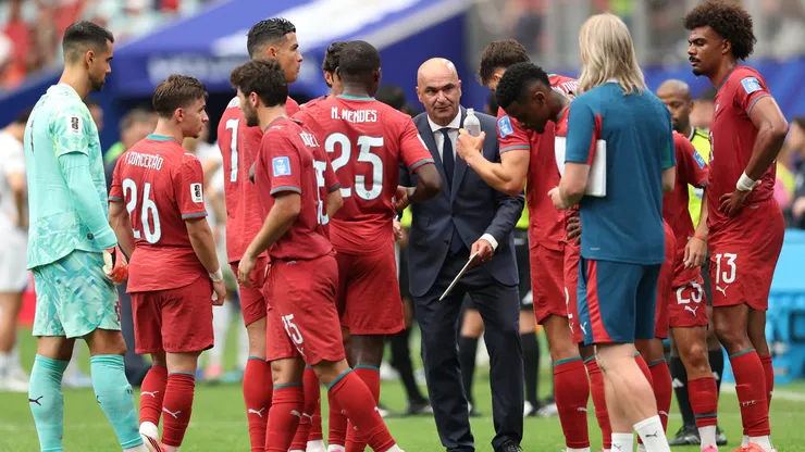 Roberto Martinez, Head Coach of Portugal, speaks to players at the hydration break.