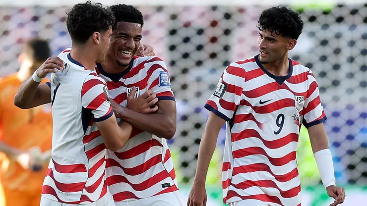 Malik Tillman #17 of the United States celebrates with Gio Reyna #7 and Ricardo Pepi #9