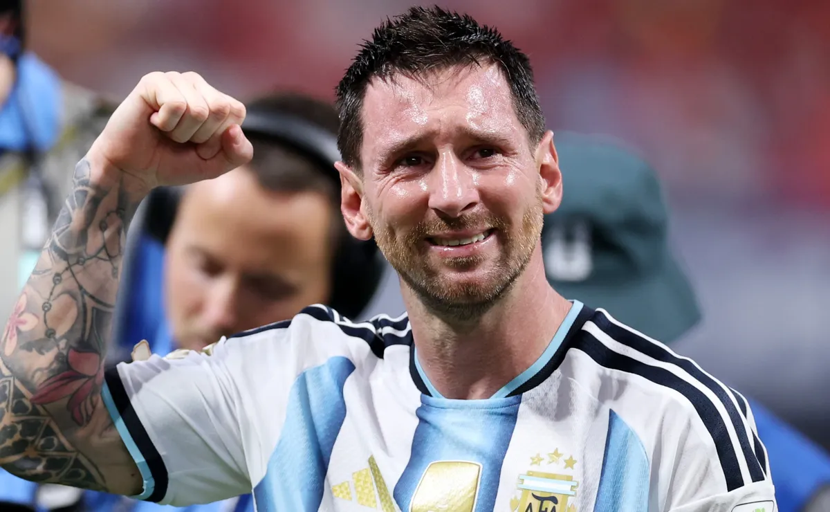 كشف ليونيل ميسي عن سبب بكائه بعد فوز الأرجنتين الدراماتيكي على مصر في كأس العالم كشف ليونيل ميسي عن سبب بكائه بعد فوز الأرجنتين الدراماتيكي على مصر في كأس العالم