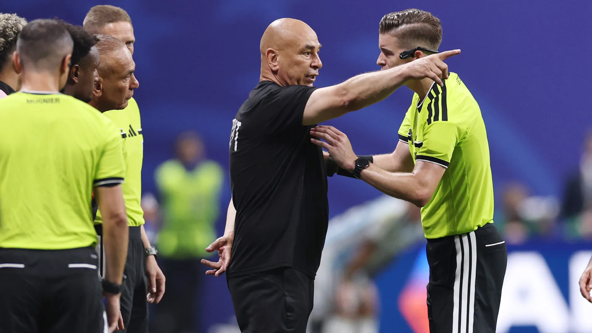 Hossam Hassan, Head Coach of Egypt, argues with referee Francois Letexier. (Getty Images)