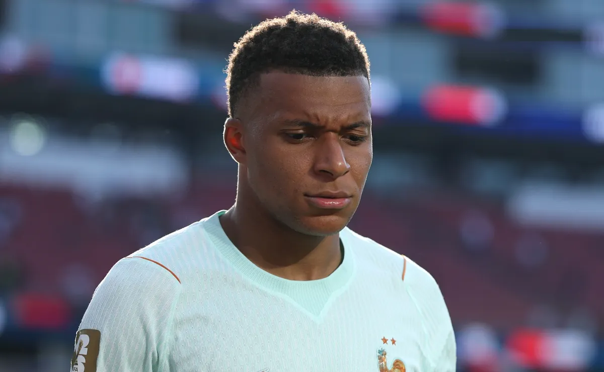 يوضح كيليان مبابي وديدييه ديشامب سبب طلب النجم الفرنسي استبداله في فوز فرنسا على المغرب يوضح كيليان مبابي وديدييه ديشامب سبب طلب النجم الفرنسي استبداله في فوز فرنسا على المغرب