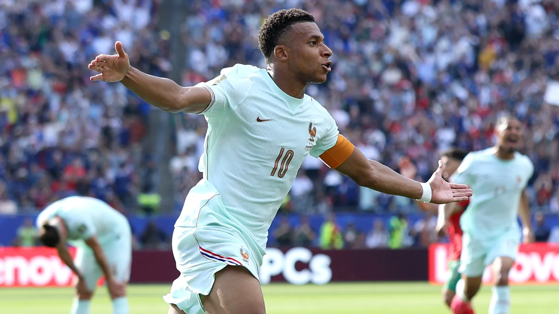 Mbappé scored the first goal of his team in the quarterfinals (Molly Darlington/Getty Images)