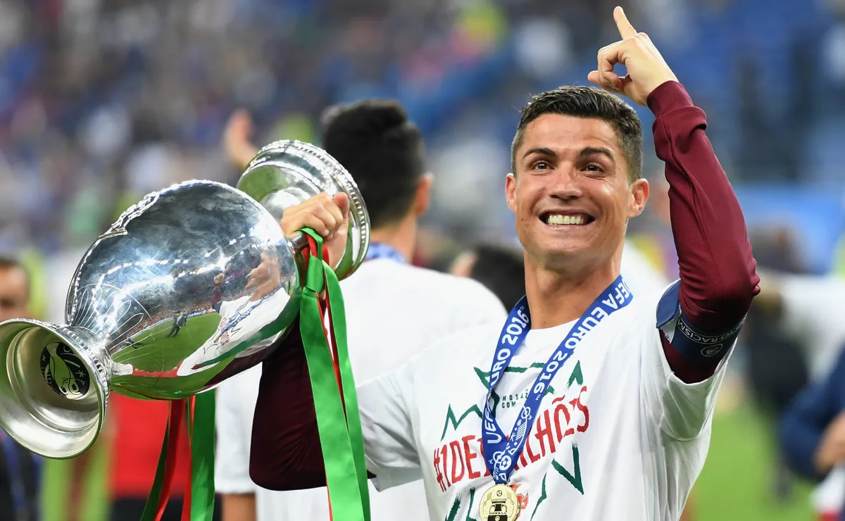 يحتفل كريستيانو رونالدو بمرور 10 سنوات على فوز البرتغال ببطولة أمم أوروبا 2016 من خلال منشور على وسائل التواصل الاجتماعي يحتفل كريستيانو رونالدو بمرور 10 سنوات على فوز البرتغال ببطولة أمم أوروبا 2016 من خلال منشور على وسائل التواصل الاجتماعي