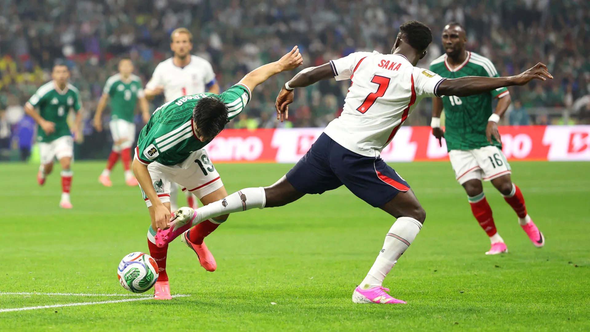 Gilberto Mora #19 of Mexico competes for the ball against Bukayo Saka #7 of England. (Getty Images)