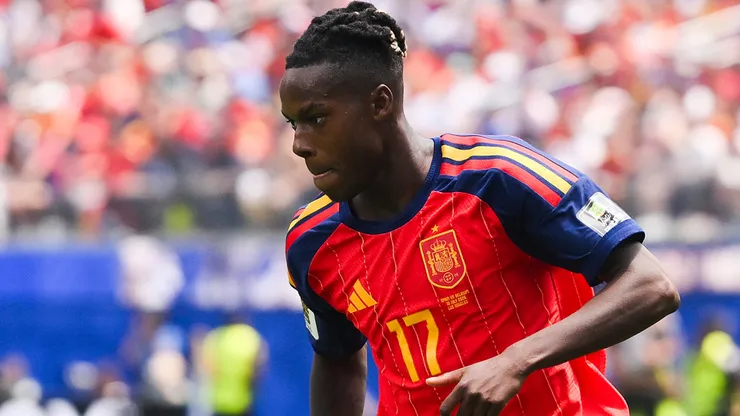 Nico Williams #17 of Spain runs with the ball.