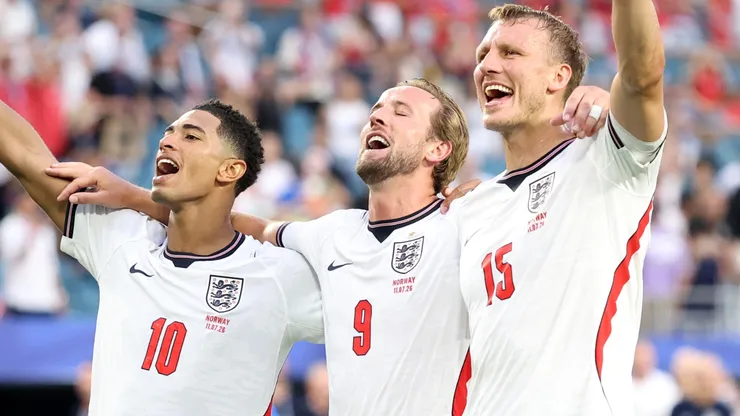 Jude Bellingham, Harry Kane and Dan Burn #15 of England sing to the fans.