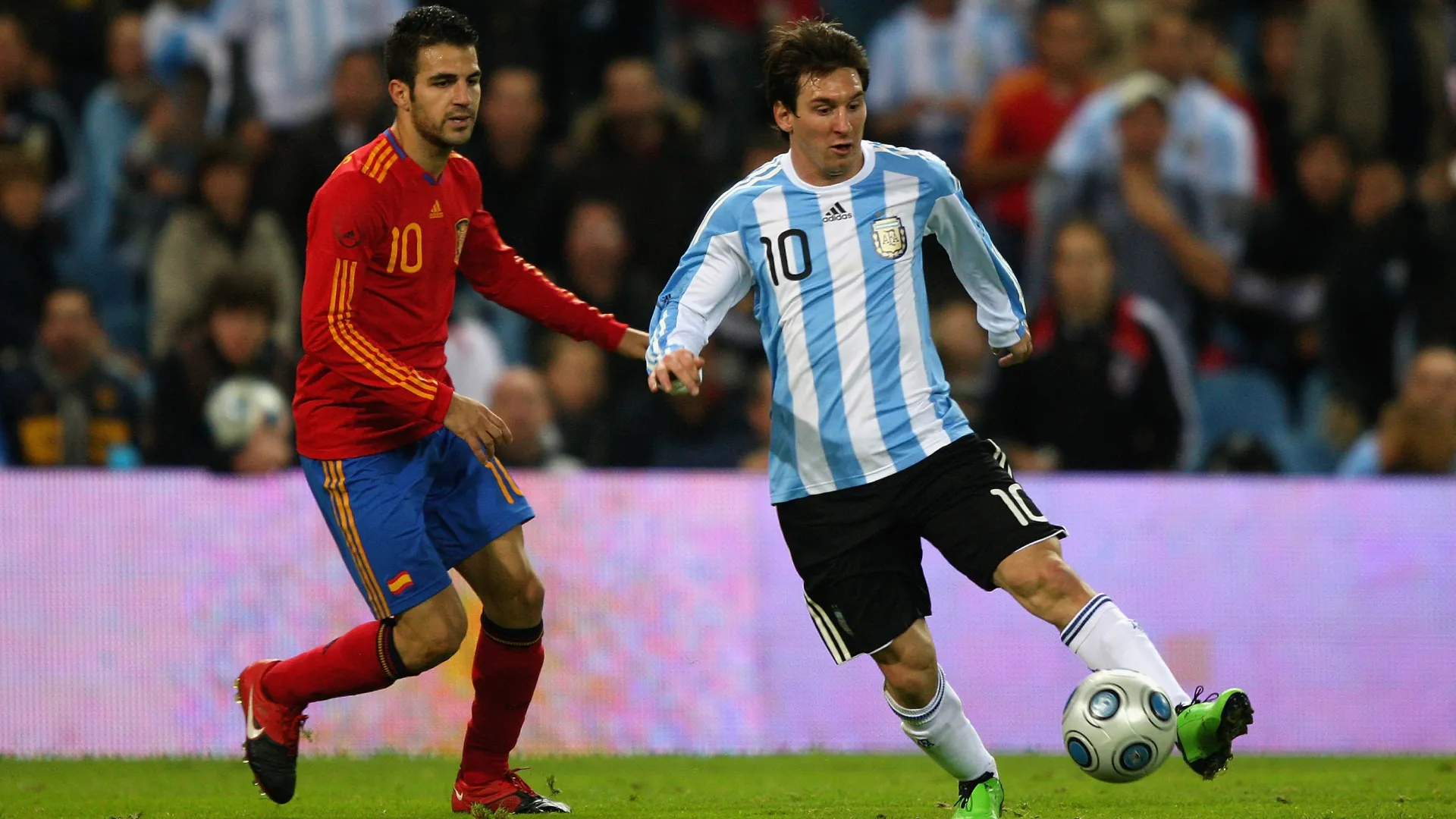 Lionel Messi playing against Spain in 2009. (Getty Images)