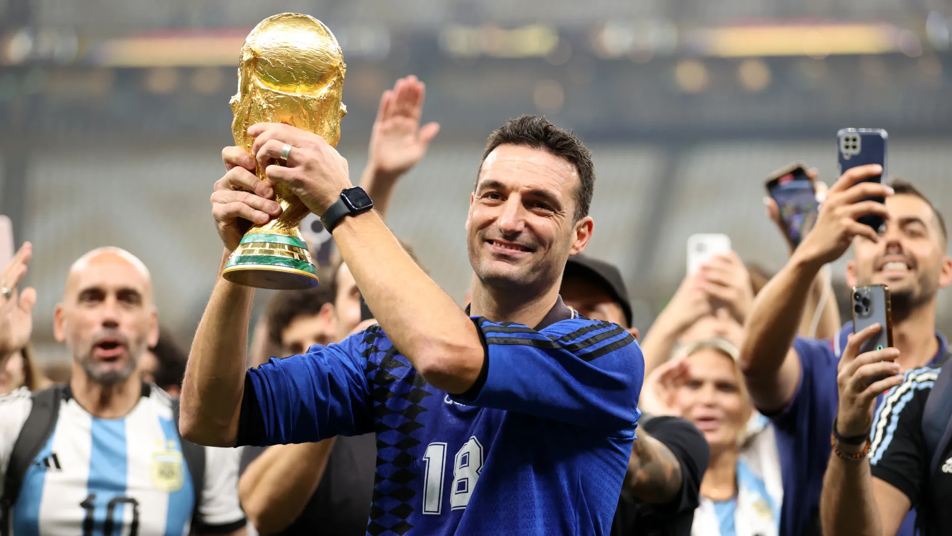 Lionel Scaloni with the 2022 World Cup title after defeating France. (Getty Images)