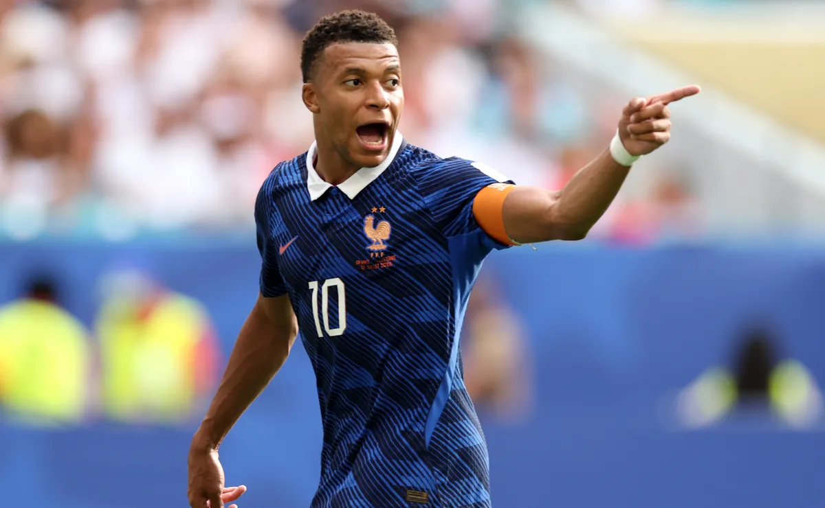 تفوق كيليان مبابي على ليونيل ميسي كأفضل هداف في تاريخ كأس العالم بفضل ثنائية أمام إنجلترا تفوق كيليان مبابي على ليونيل ميسي كأفضل هداف في تاريخ كأس العالم بفضل ثنائية أمام إنجلترا
