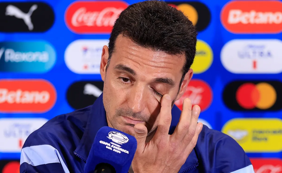 أثار ليونيل سكالوني الشكوك حول مستقبل الأرجنتين بعد الهزيمة في نهائي كأس العالم 2026، وترك المؤتمر الصحفي وهو يبكي أثار ليونيل سكالوني الشكوك حول مستقبل الأرجنتين بعد الهزيمة في نهائي كأس العالم 2026، وترك المؤتمر الصحفي وهو يبكي