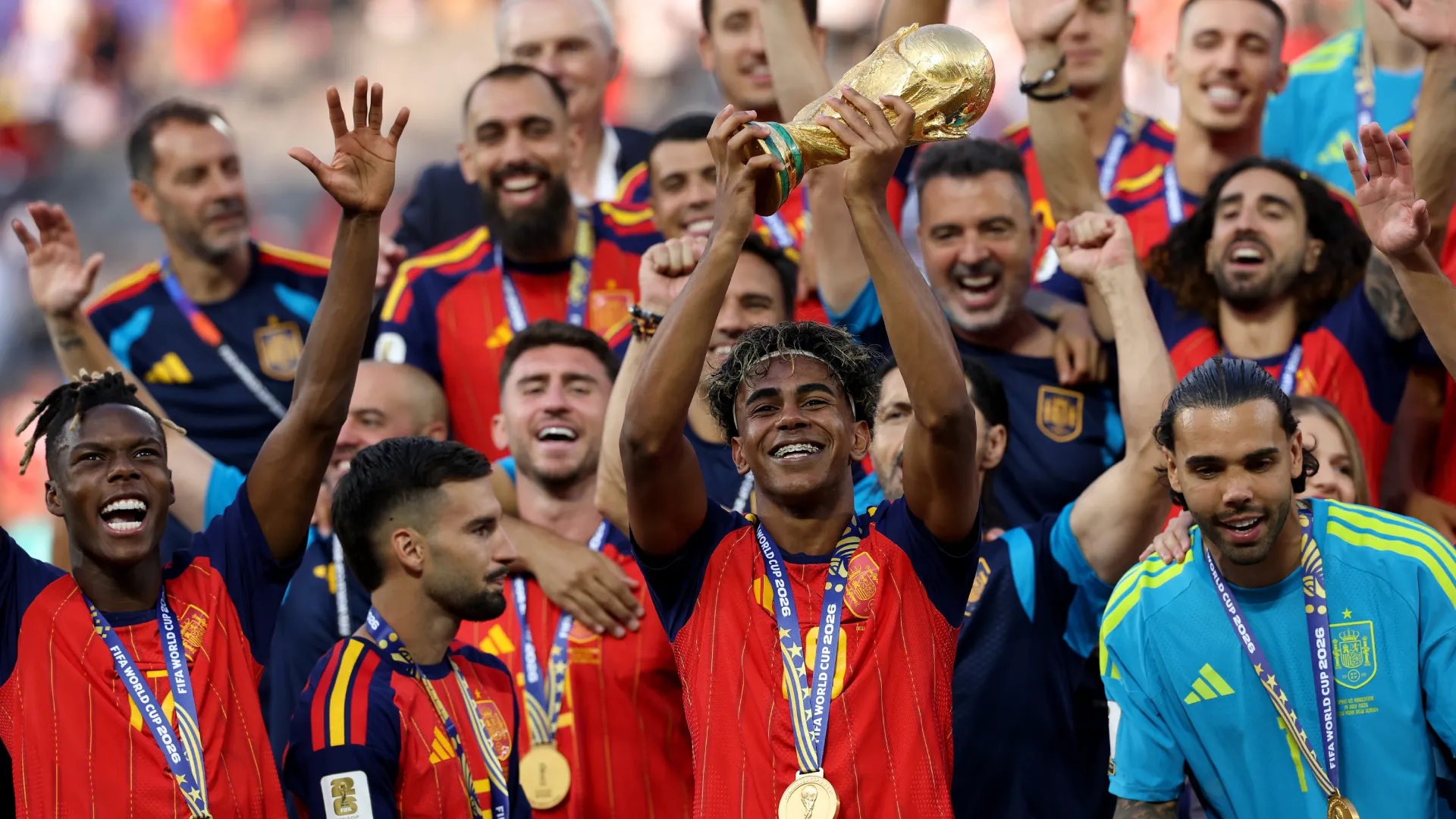 Lamine Yamal lifts the World Cup trophy. (Getty Images)