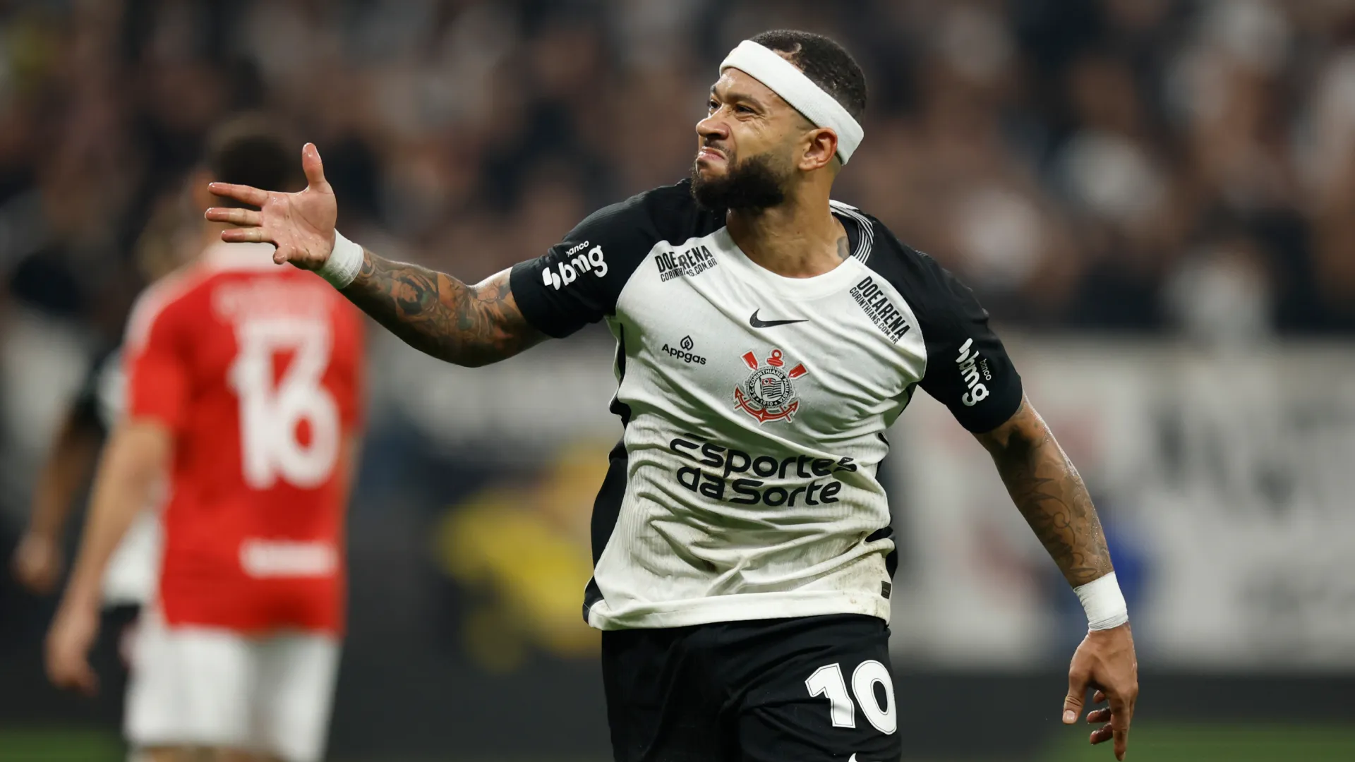 Memphis Depay celebrates a goal for Corinthians. (Getty Images)