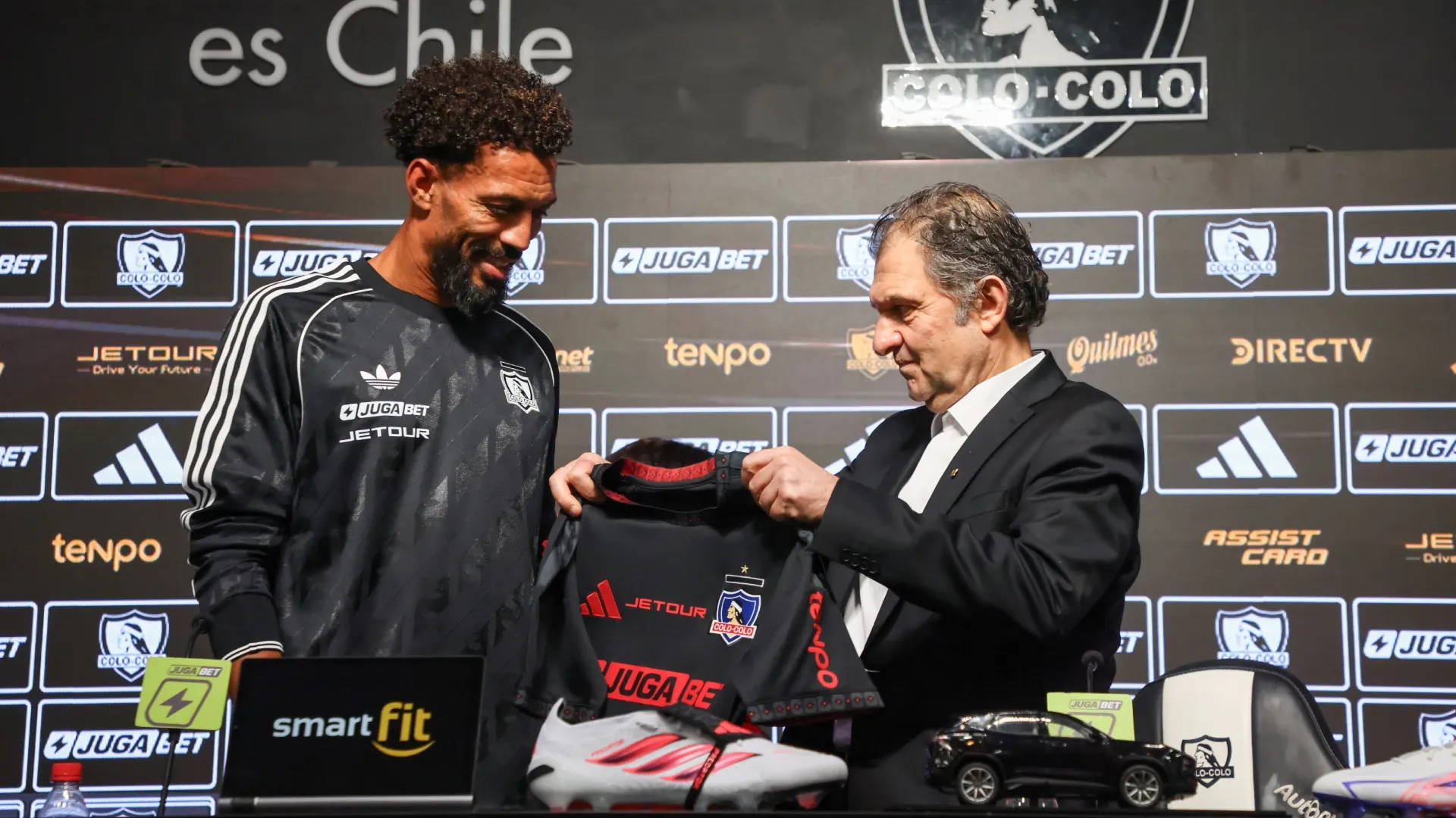 President Anibal Mosa of Colo Colo gives the club's jersey to Cabo Verde's goalkeeper Vozinha.
