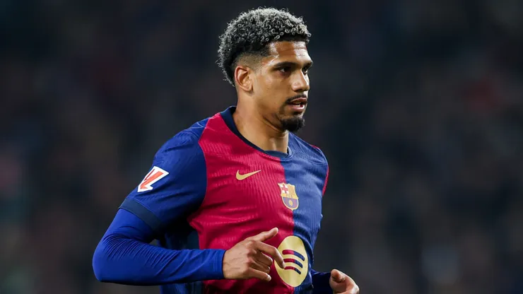 Ronald Araujo playing for Barcelona.