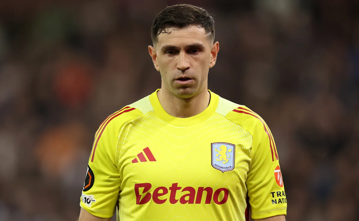 Juventus Monitors Emiliano Martinez's Situation at Aston Villa