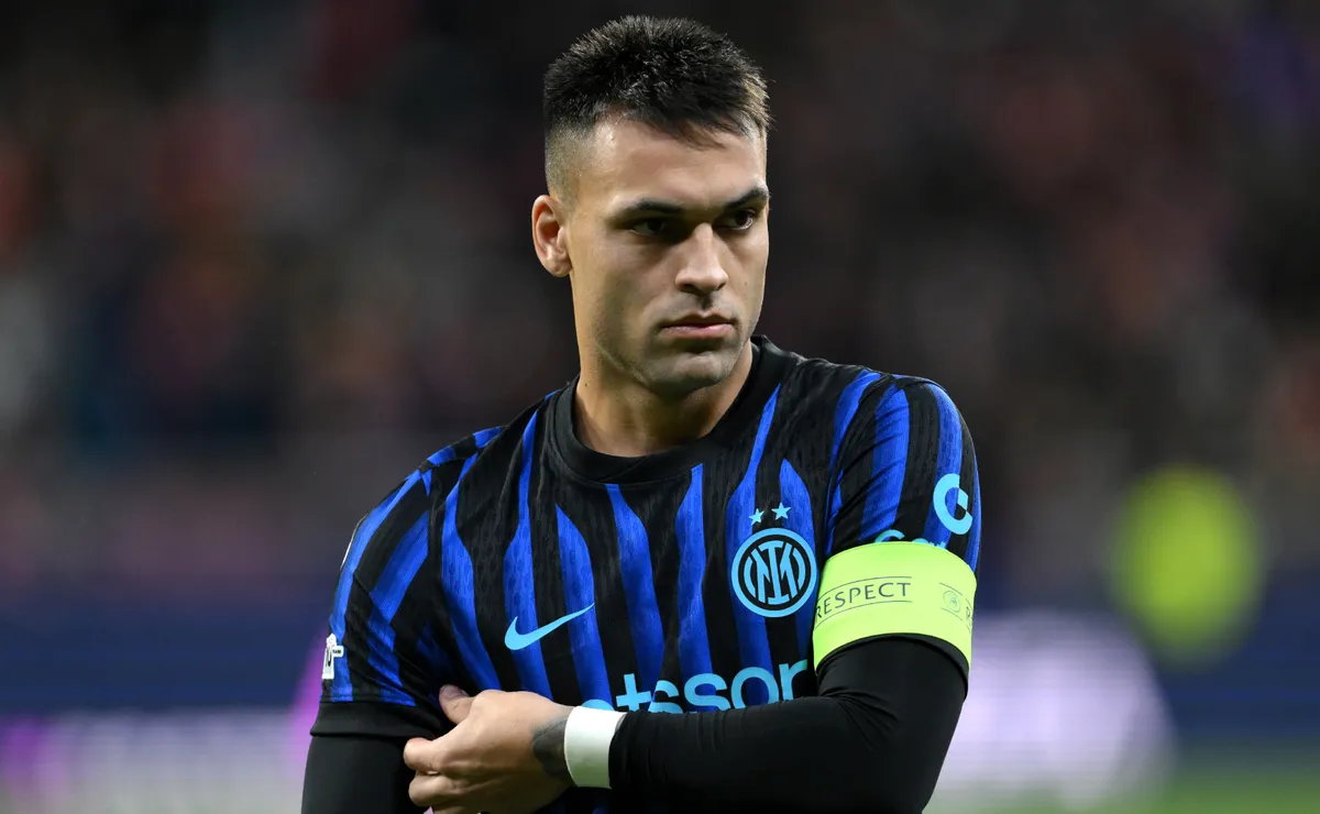 Cristian Chivu addresses Lautaro Martinez’s Barcelona rumors: ‘I think he will stay here for a very long time’