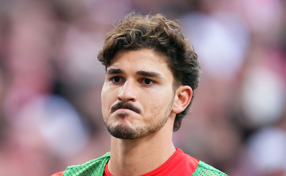 Why is Julian Alvarez not playing today for Atletico Madrid vs Real Sociedad in 2026-27 LaLiga season?