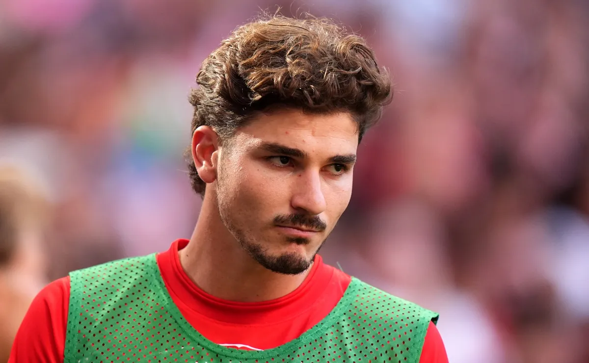 Julian Alvarez Faces Hostility at Atletico Madrid Amid Barcelona Transfer Pursuit