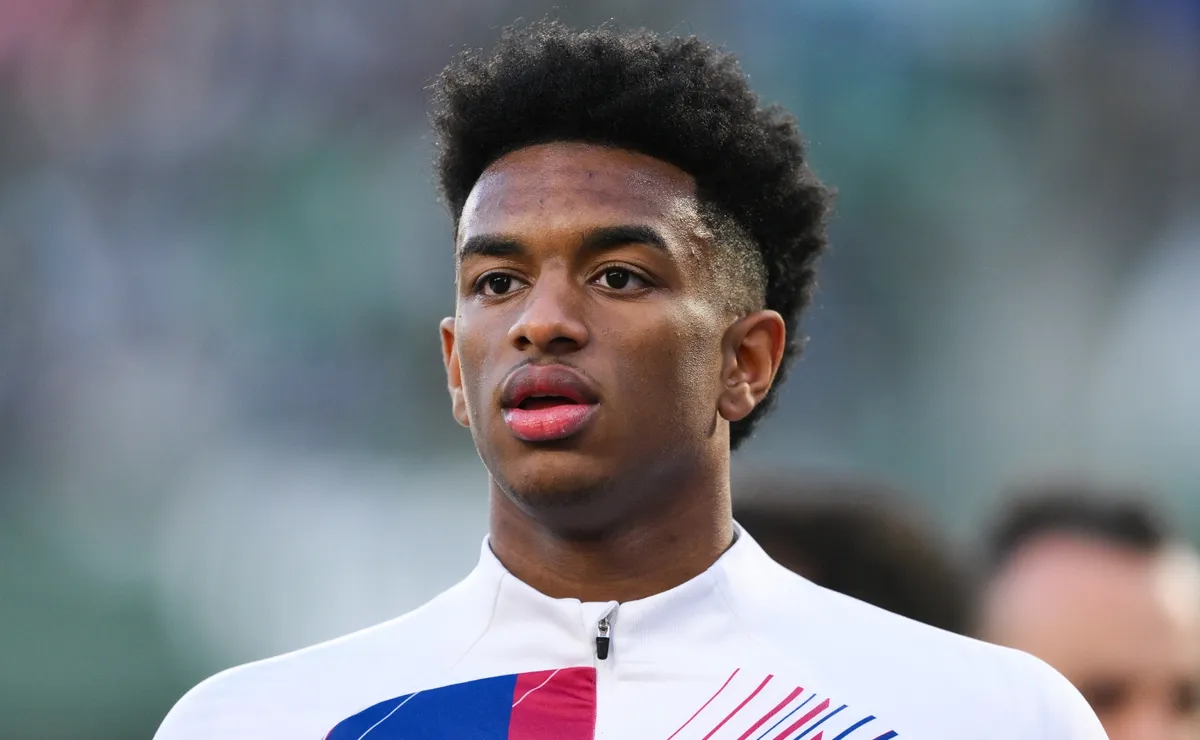 Alejandro Balde’s Barcelona future in doubt after Hansi Flick calls for ‘100% commitment’ amid Manchester United links