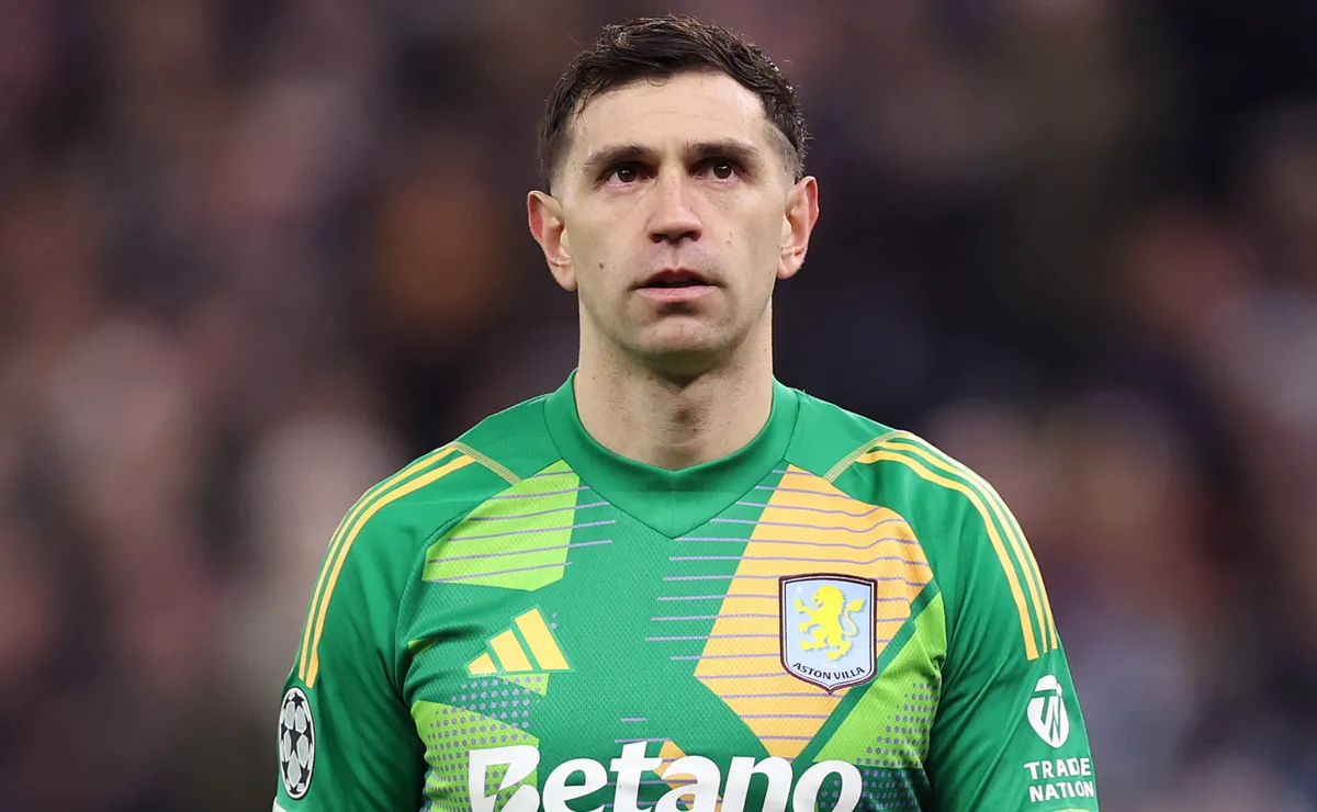 Emiliano Martinez Open to Chelsea Move Amid Aston Villa Exit