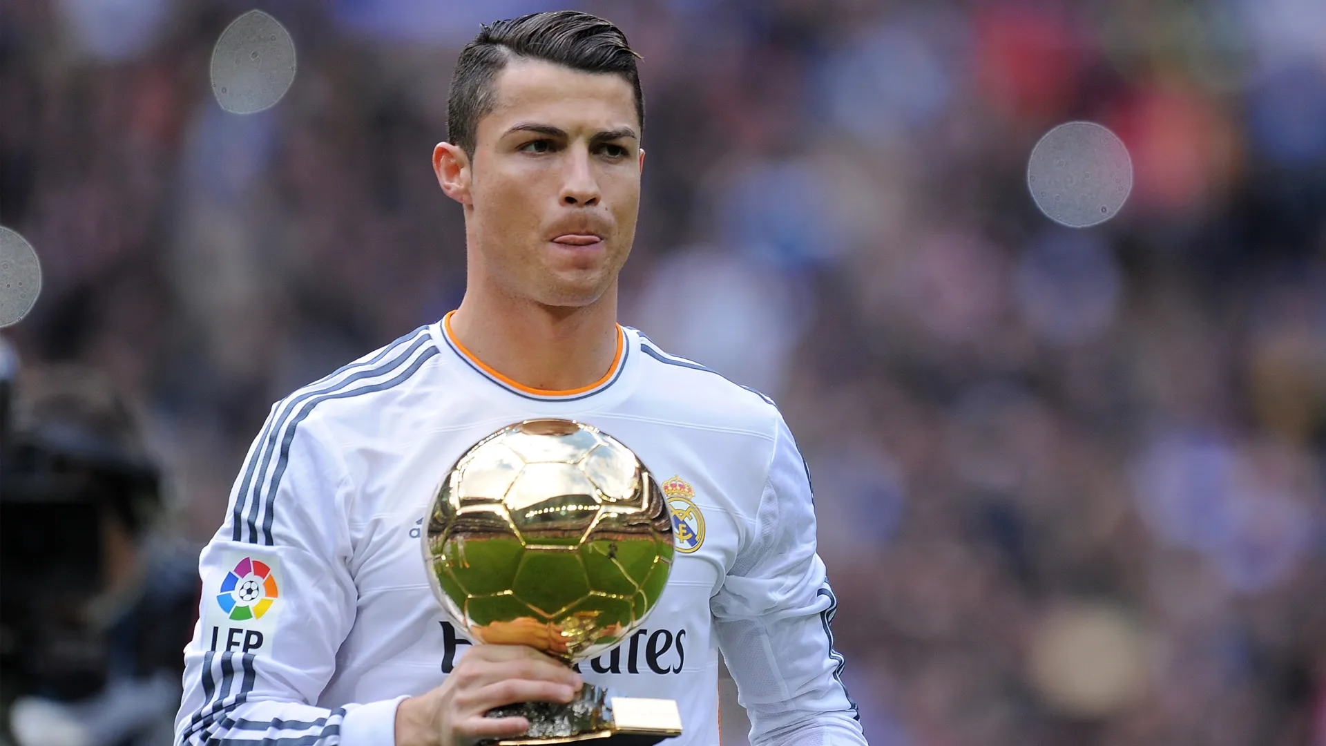 Cristiano Ronaldo of Real Madrid CF holds the Ballon d’Or 2013 award. (Getty Images)