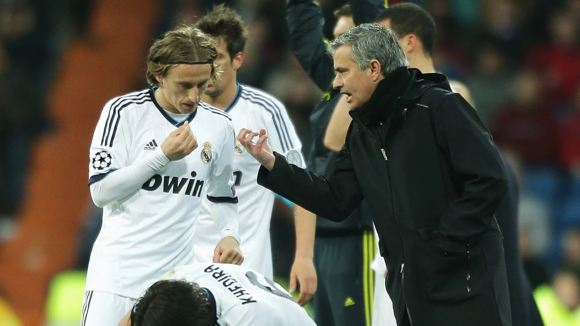 Real Madrid coach Jose Mourinho talks to Luka Modric.