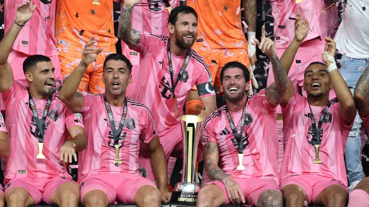 Lionel Messi, Luis Suárez and Rodrigo De Paul celebrate with the Campeones Cup's trophy.