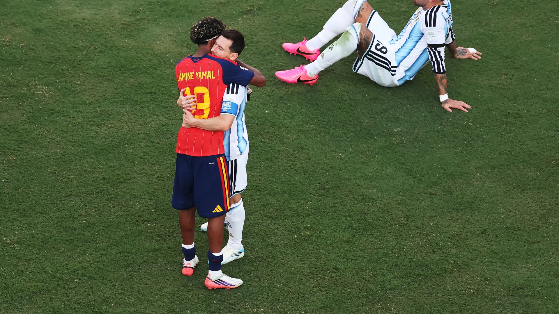 Lionel Messi and Lamine Yamal embrace after the World Cup 2026 Final. (Getty Images)