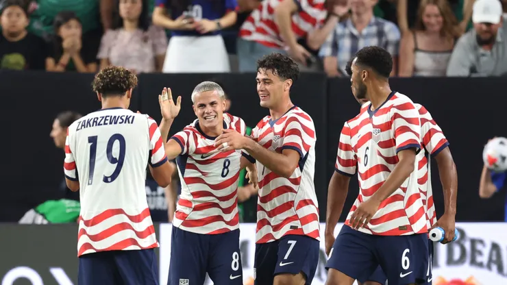 USMNT celebrate vs Mexico