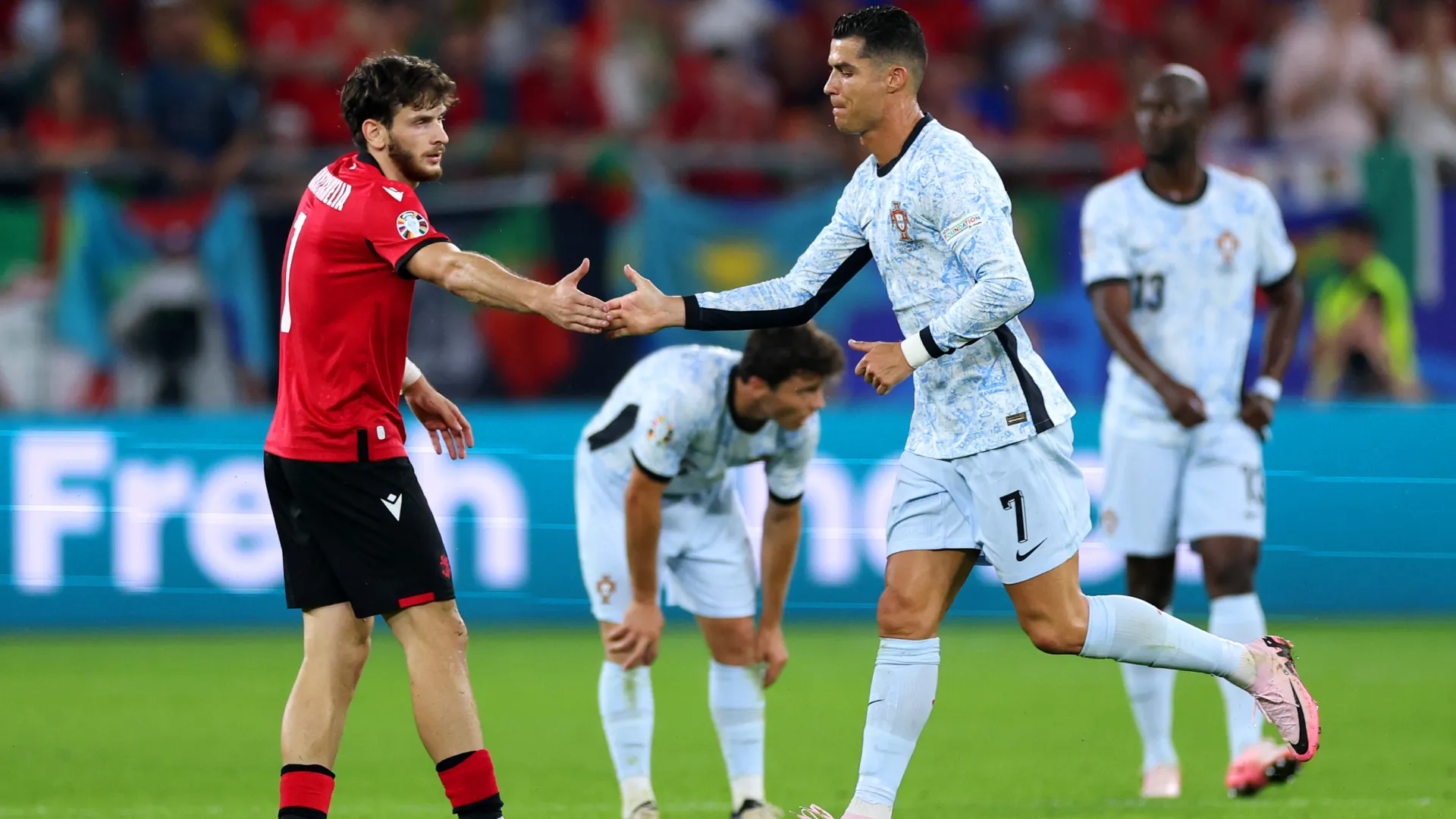 Cristiano Ronaldo shakes hands with Khvicha Kvaratskhelia during the Euro 2024. (Getty Images)