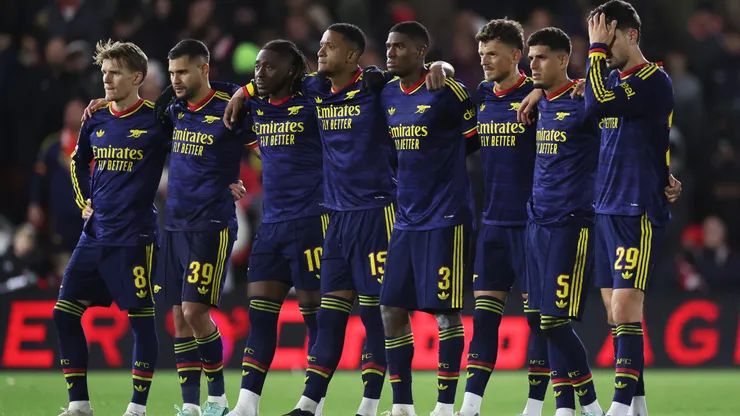 Arsenal players line up during the penalty shootout during the Carabao Cup vs Fleetwood Town.