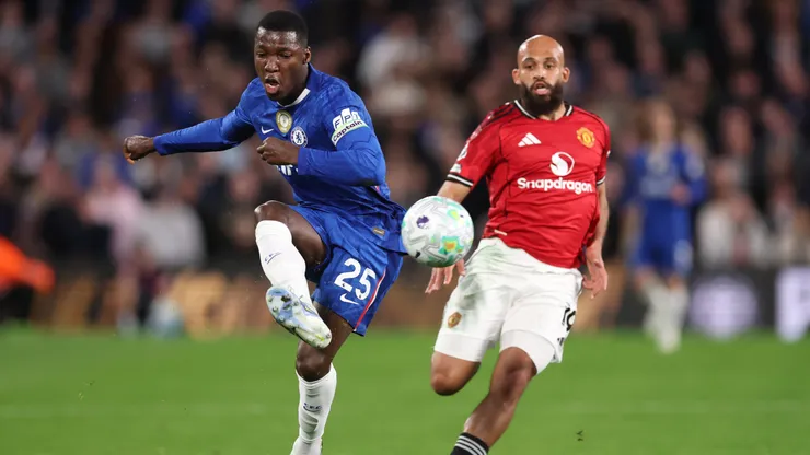 Moises Caicedo of Chelsea passes the ball while under pressure from Bryan Mbeumo of Manchester United.